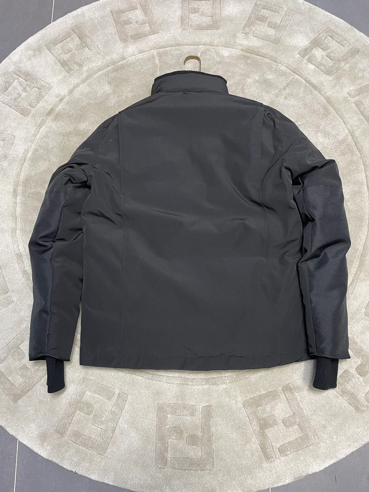 P800 forester men's new model black 24 models Canada Goose (Canada Goose) Men's model xs-xxl The highest version on the market! 🔥 Recommendation of single product for autumn and winter hard goods # Produced by OEM canada goose # The Canadian brand canada goose has always been recognized as the warmest down jacket, and its existence can often be seen in the winter street photos of various celebrities. I make Canada Goose every year, but I still can’t get rid of my love for it. No matter how cold the weather is, there’s no need to be afraid! Because this year, as always, we will provide you with ruthless goods and prepare large quantities of goods. I believe that the market has become a bit chaotic, but we are not afraid. Only good things are competitive, not comparing prices! No one is stupid enough to quote a high price and send old customers away! Look at price in the short term and quality in the long term! If you care about quality, please respect its price! If what you want is cheap, please don't expect good quality! You get what you pay for, this is the rule of the market! We really value quality. It is only worn by the one who understands you! Filling content: 90 international standard duck down! I won’t say much more, everyone sells their own goods! Regarding the down content, you can feel it with your hands. There is nothing wrong with good down. Another customer said that the clothes are very light, but the ones on the market are very heavy. For us insiders, adding some filament to the clothes will make them look bulging and heavy. But we won't do that! 🔥Pure original fidelity! 🔥Everyone who has been cooperating with us in the past few years knows that the large-scale wholesale market products are incomparable to us. You are welcome to visit the brick cabinet and then come to my home to buy! It is the legendary warmest down jacket. A goose and a single layer of clothing can withstand minus 20 degrees Celsius! Known as a must-have for Arctic outdoor sports! The most popular down jacket in the world, celebrities are rushing to buy it, it is a must-have!